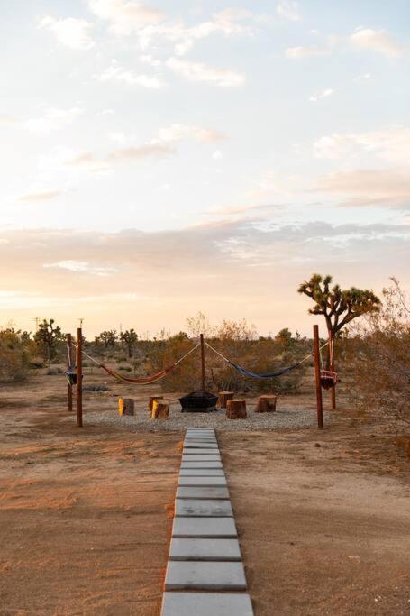 Cryptic Cabin-Tranquil Bohemian Getaway W/Hot Tub Villa Yucca Valley Luaran gambar